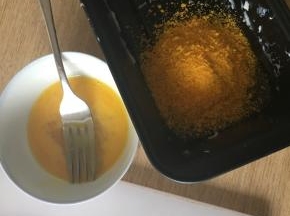 准备一个鸡蛋（打散成蛋液）、适量面包糠