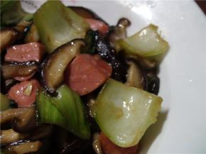 加入香菇、火腿，耗油，翻炒一会，关火出锅。