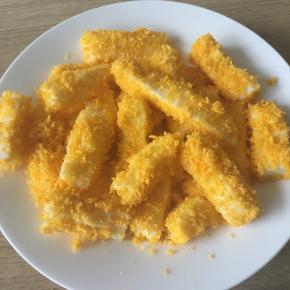 奶糕条沾满鸡蛋液后滚上面包糠