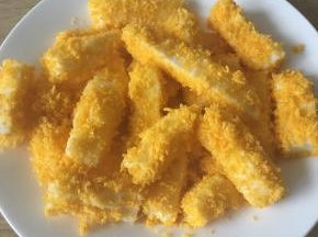 奶糕条沾满鸡蛋液后滚上面包糠