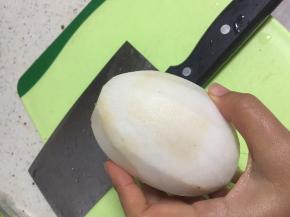 准备水萝卜，洗干净，去皮