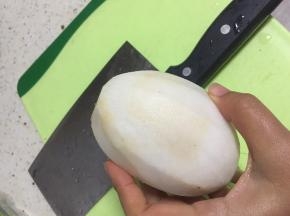 准备水萝卜，洗干净，去皮
