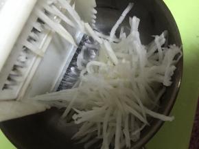 用嚓嚓弄成细丝