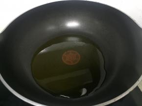 在锅里加入少量的橄榄油，烧热