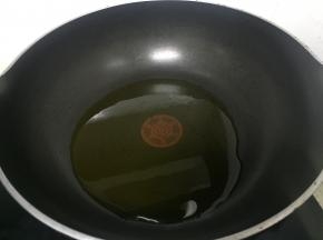 在锅里加入少量的橄榄油，烧热