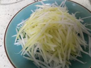 将热油浇在，萝卜丝上