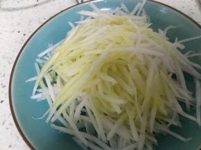 将热油浇在，萝卜丝上