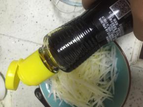 依次加入鲜酱油、盐、少量醋和糖
