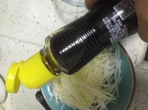 依次加入鲜酱油、盐、少量醋和糖