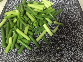 准备蒜苔，洗干净，切段