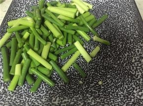 准备蒜苔，洗干净，切段
