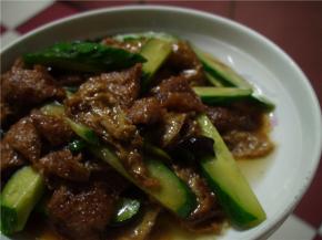 锅烧热加油和葱片、大料炝锅，加入面筋，酱油、料酒炒香后加入黄瓜片，大火收汁，关火出锅。