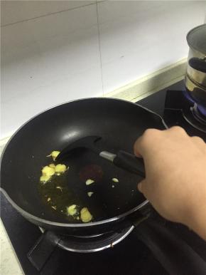 锅里倒入橄榄油，加热，放入葱姜蒜爆香