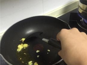 锅里倒入橄榄油，加热，放入葱姜蒜爆香