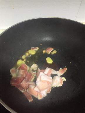 加入猪肉片翻炒2-3分钟，至变色