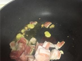 加入猪肉片翻炒2-3分钟，至变色