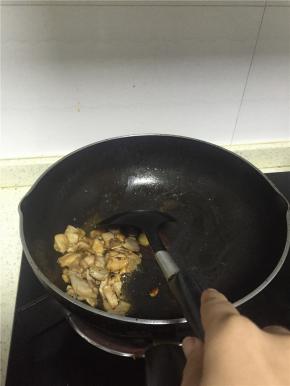 待变色后，加入鲜酱油、料酒和少许盐，翻炒1-2分钟