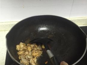 待变色后，加入鲜酱油、料酒和少许盐，翻炒1-2分钟