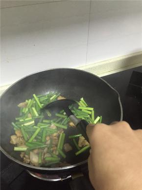 加入蒜苔翻炒均匀，2-3分钟