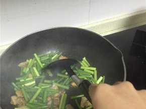 加入蒜苔翻炒均匀，2-3分钟