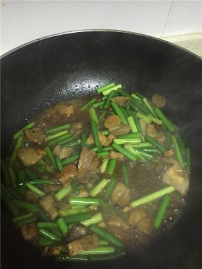 加入少量的水，依次加入少量鲜酱油和盐，炒匀