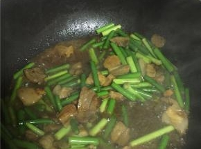 加入少量的水，依次加入少量鲜酱油和盐，炒匀