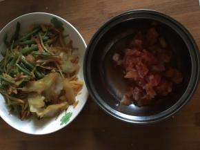 豆角与胡萝卜切丝，包菜手撕加入味极鲜，西红柿切丁分别炒好后装盘备用，