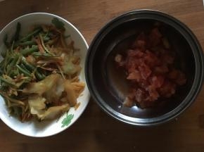 豆角与胡萝卜切丝，包菜手撕加入味极鲜，西红柿切丁分别炒好后装盘备用，