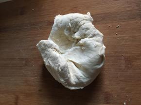 面粉用温水调至稍微揉起来有点快干的感觉
