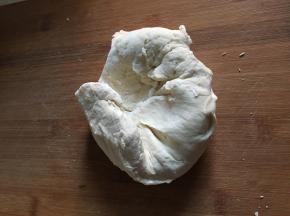 面粉用温水调至稍微揉起来有点快干的感觉