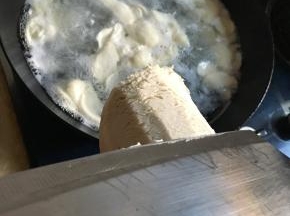 水浇沸腾后用薄片菜刀削入沸水内