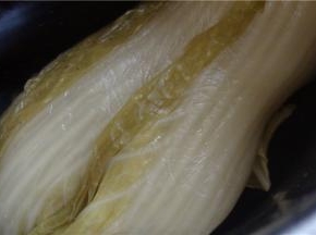 将奇异果均匀的放在白菜里，再撒一层盐，上面压点重物，15天后食用。