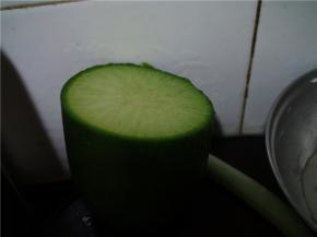 将青萝卜洗净、切丝。