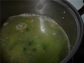 萝卜丝入锅，大煮开，加入虾皮、葱、油、盐，大火煮入味。