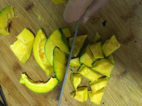 准备黄金南瓜，去皮，洗干净，滚刀切成块