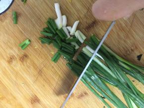 小葱洗干净切成段，备用