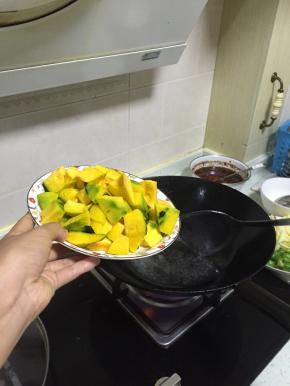 锅内加入橄榄油，烧热，倒入黄金南瓜