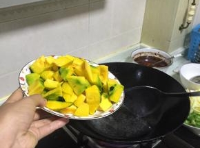 锅内加入橄榄油，烧热，倒入黄金南瓜