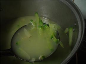 萝卜煮软、香味出来，就可以关火啦。