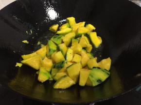 快速翻炒1-2分钟，使得南瓜的边边变软