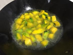 待变软后，锅里倒入少量水，煮至南瓜变熟变烂软，约10分钟左右