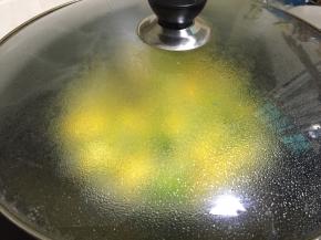 加入少量糖、盐，翻炒2-4分钟左右