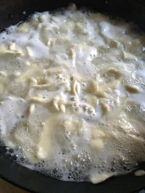 全部削入后待面快熟状倒入备用的菜放入盐