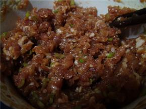 将肉馅加入酱油、料酒、葱末，搅拌均匀
