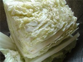 白菜洗净，切成小块