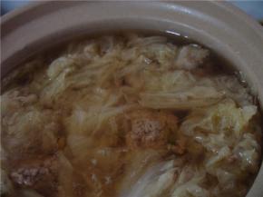 白菜块入锅、加水，煮开后，用勺子汆入丸子，根据个人喜好加入盐、鸡精，大火煮熟，关火。