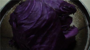 将紫甘蓝洗净，切丝，加入少许盐，出汤倒掉。