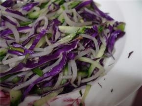 将两种食材拌在一起，少盐、糖、白醋，搅拌均匀。