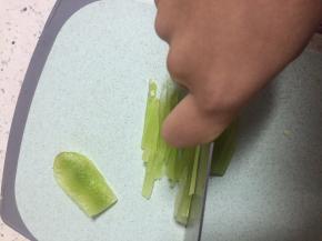 准备莴苣，洗干净，去皮，切丝