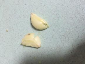 将大蒜剥好，压碎，切丁